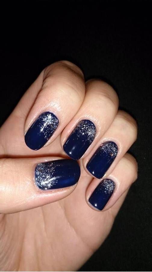 Manucure de Noël bleu pailleté