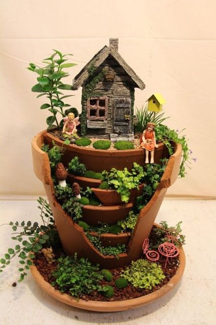 A nossa missão é explorar todo o potencial que a Internet têm e trazer para vocês conteúdo cultural, divertido e de bom gosto. Fairy Garden Pots, Fairy Garden Houses, Garden Art, Fairies Garden, Broken Pot Garden, Backyard Garden, Easy Garden, Balcony Garden, Rock Garden
