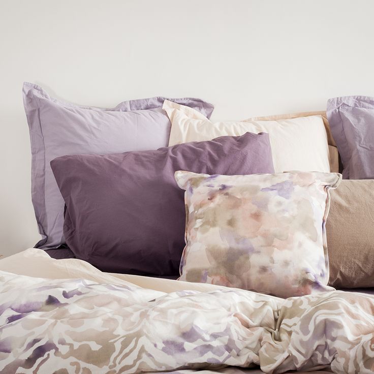 "Sweet & Power " es el lema que define esta colección combinando dos estampados en gamas de colores empolvados. La colección está compuesta por: - Una funda nórdica de estilo Sweet & Power - Una sábana bajera ajustable en color plum - Pack de 2 fundas de almohada en color lavanda Color Lavanda, Lema, Pillow Shams, Duvet Covers, Bedding, Romantic Beds, Home, Style