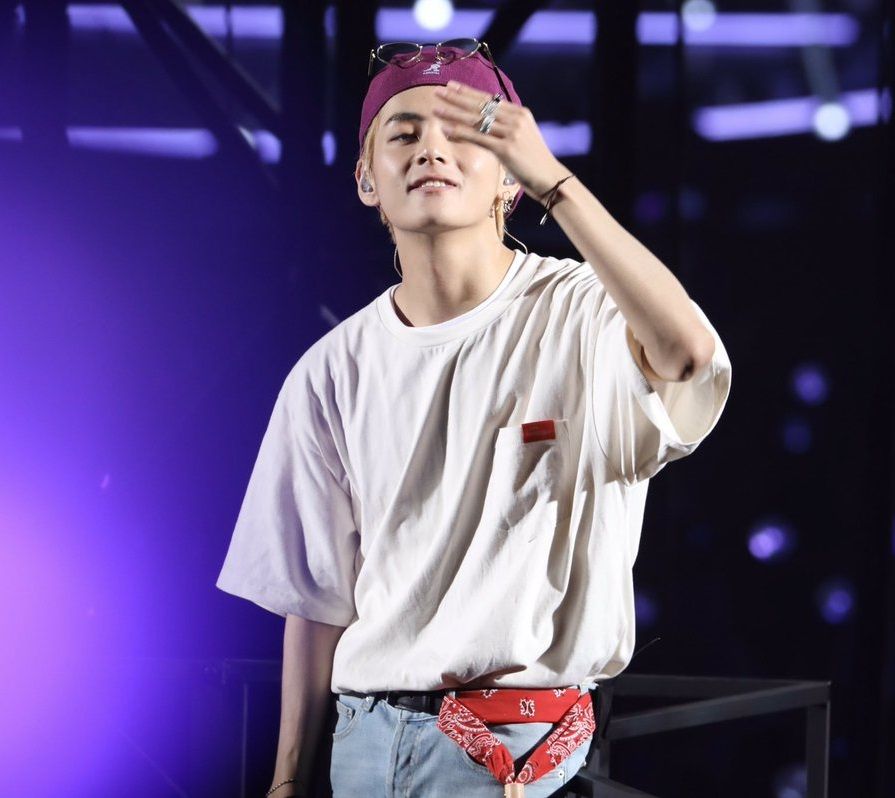 BTS Bangtan Sonyeondan - Kim Taehyung Tae V TaeTae CGV 181121 BTS Love Yourself Tour Osaka (Kyocera Dome) Japan - Blonde messy fluffy hair, eyebrows, forehead, beret, glasses - Final Ment - Blowing a Kiss Kim Taehyung, Kim Seokjin, Jeon Jungkook, Hoseok, Yoongi, Daegu, Bts Boys, Bangtan Boys, All Bts Members