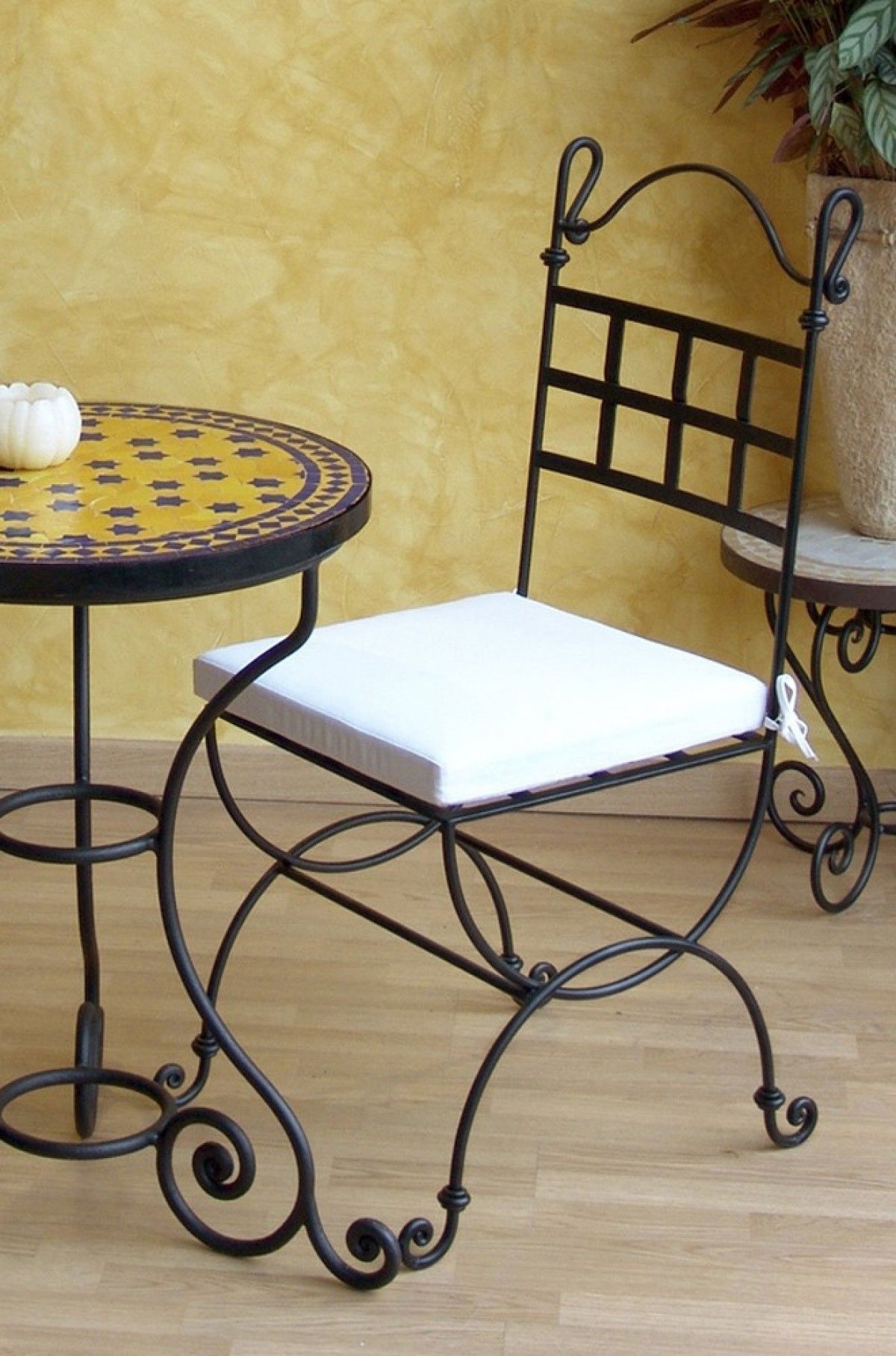 Love the extra swirl on the table leg Silla hierro 005