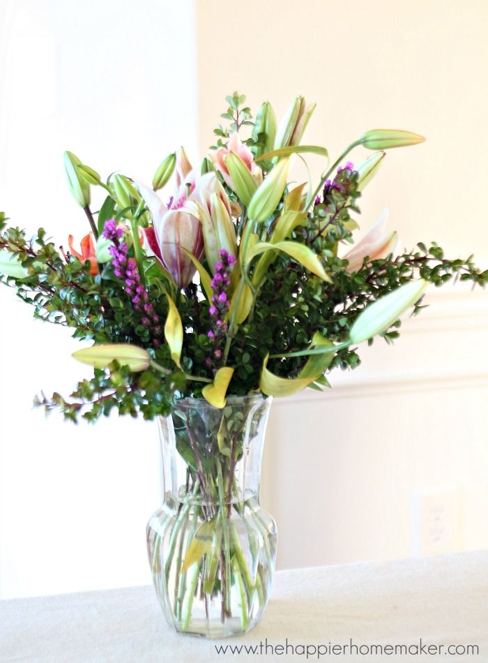 How to Make Cut Flowers Last Longer-I love having fresh flowers in my house but hate when they wilt after just a few days-these tips really work!! Cut Flowers, Fresh Flowers, Budget Flowers, Floral Design Classes, Floral Designs, Flowers Last Longer, Summer Centerpieces, Floral Centerpieces, Home Floral Arrangements