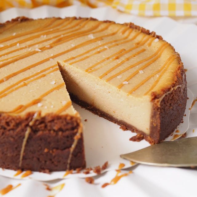 Taivaallinen suolainen kinuskijuustokakku – Salted Caramel Cheesecake - Kulinaari-ruokablogi No Bake Desserts, Delicious Desserts, Dessert Recipes, Yummy Food, Caramel Treats, Caramel Recipes, Salted Caramel Cheesecake, Cheesecake Recipes, Sweet Bakery