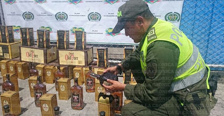 IPIALES, NARIÑO, COLOMBIA ||| "Decomisan 132 litros de whisky de contrabando en La Herradura" .. 132 litros de whisky que eran transportados ocultos en la parte inferior de un vehículo tipo tractocamión que tenía como destino el municipio de Ipiales, Nariño fueron incautados por la Policía Fiscal y Aduanera del Quindío, por medio de labores de control realizadas en las vías intermunicipales. .. (Fuente: CRONICAS DEL QUINDIO - M., 12 May 2015). Whisky, Control, Baseball Cards, Horse Shoes, Destiny, Tourism, Colombia, Sports, Whiskey