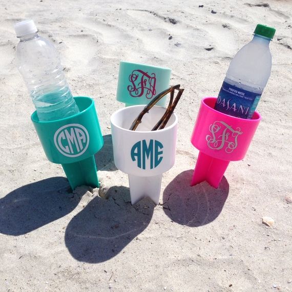 Personalized Beach Spiker Monogrammed Cup Holder for Sand The beach Spiker is the perfect solution for your next girls trip or family vacation. Stick it in the sand to sto... #thepersonalexchange #monogram #acrylic #bridesmaid #personal ➡️ http://jto.li/uPsvr Wedding Party Favors Bridesmaids, Beach Bridesmaids Gifts, Destination Wedding Favors, Girls Weekend Gifts, Girls Trip Gifts, Beach Weekend, Beach Time, Monogram Cups, Beach Monogram
