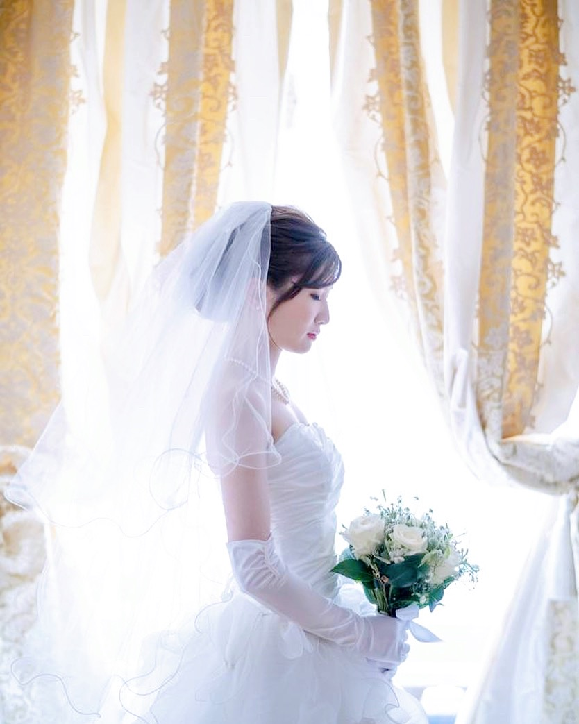 純白ドレスを着た花嫁さんがとっても美しいです 少し目線を下げた表情が凛として大人っぽい ウェディングドレス 挙式 ウェディング 純白ドレスを着た花嫁さんがとっても美しいです 少し目線を下げた表情が凛として大人っぽい ウェディングドレス 挙式 ウェディング