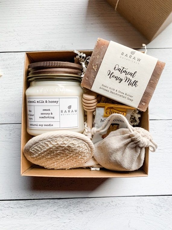 Quarantine shouldnt mean solitary confinement with no pleasures. Add a little sweetness from honey, oatmeal and chocolate, plus the simple and pure aroma of vanilla sugar. Guaranteed to make you feel better. Send our Quarantine Care Package to a friend or to lift your own spirits. 6-PIECE CARE Christmas Gift Baskets, Diy Christmas Gifts, Winter Gift Basket, Holiday Gift Box, Homemade Gifts, Diy Gifts, Gift Boxes For Women, Gift Ideas For Women, Spa Basket Ideas For Women