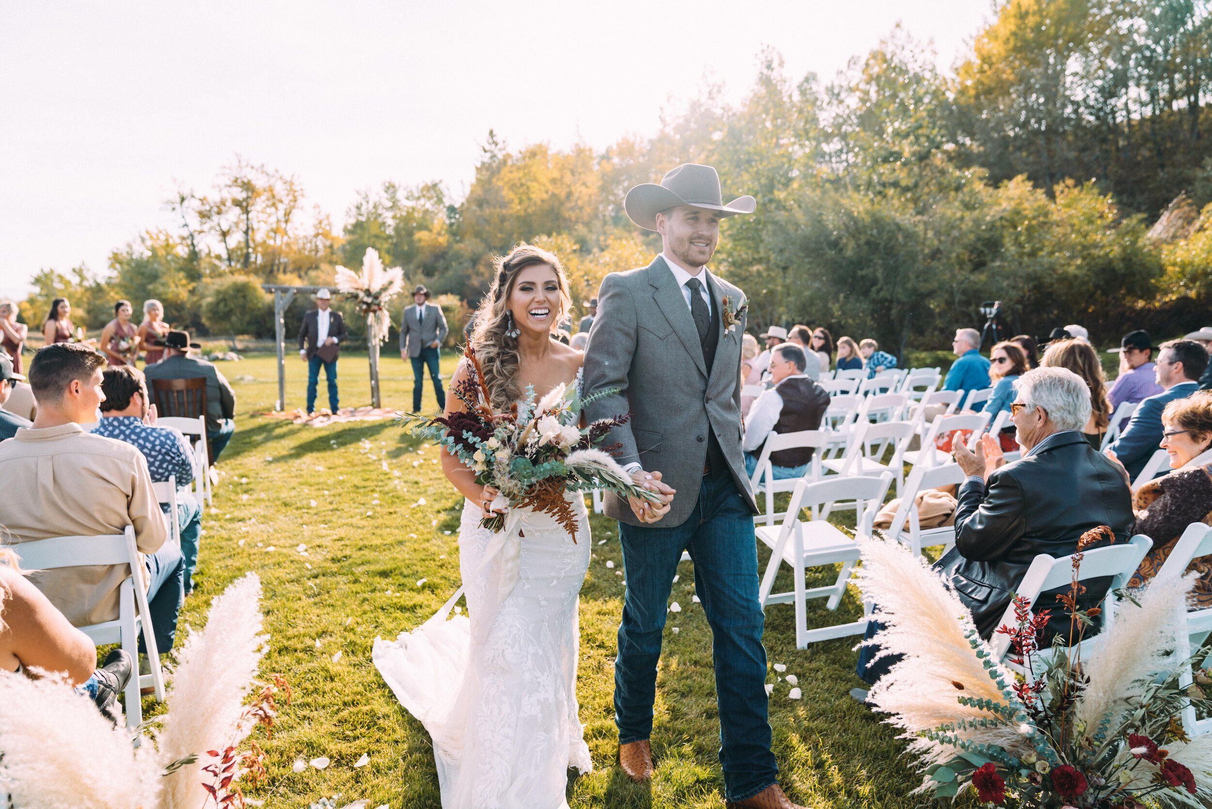 A Montana wedding venues perfect location for your barn wedding ideas and western wedding ideas. With a boho wedding theme you are sure to find a wealth of western wedding ideas from this Montana fall wedding full of lush wedding flowers and dried wedding flowers for all of your rustic wedding ideas. Photo: Kayleigh Rust #westernweddingideas #montanaweddingvenues #rusticweddingideasbarn #rusticweddingideas #barnweddingideas Boho Outdoor Wedding, Summer Wedding Ceremony, Boho Wedding Theme, Summer Wedding Bouquets, Wedding Ceremony Flowers, Western Wedding, Rustic Wedding, Wedding Ideas, Bohemian Wedding Flowers Bouquet