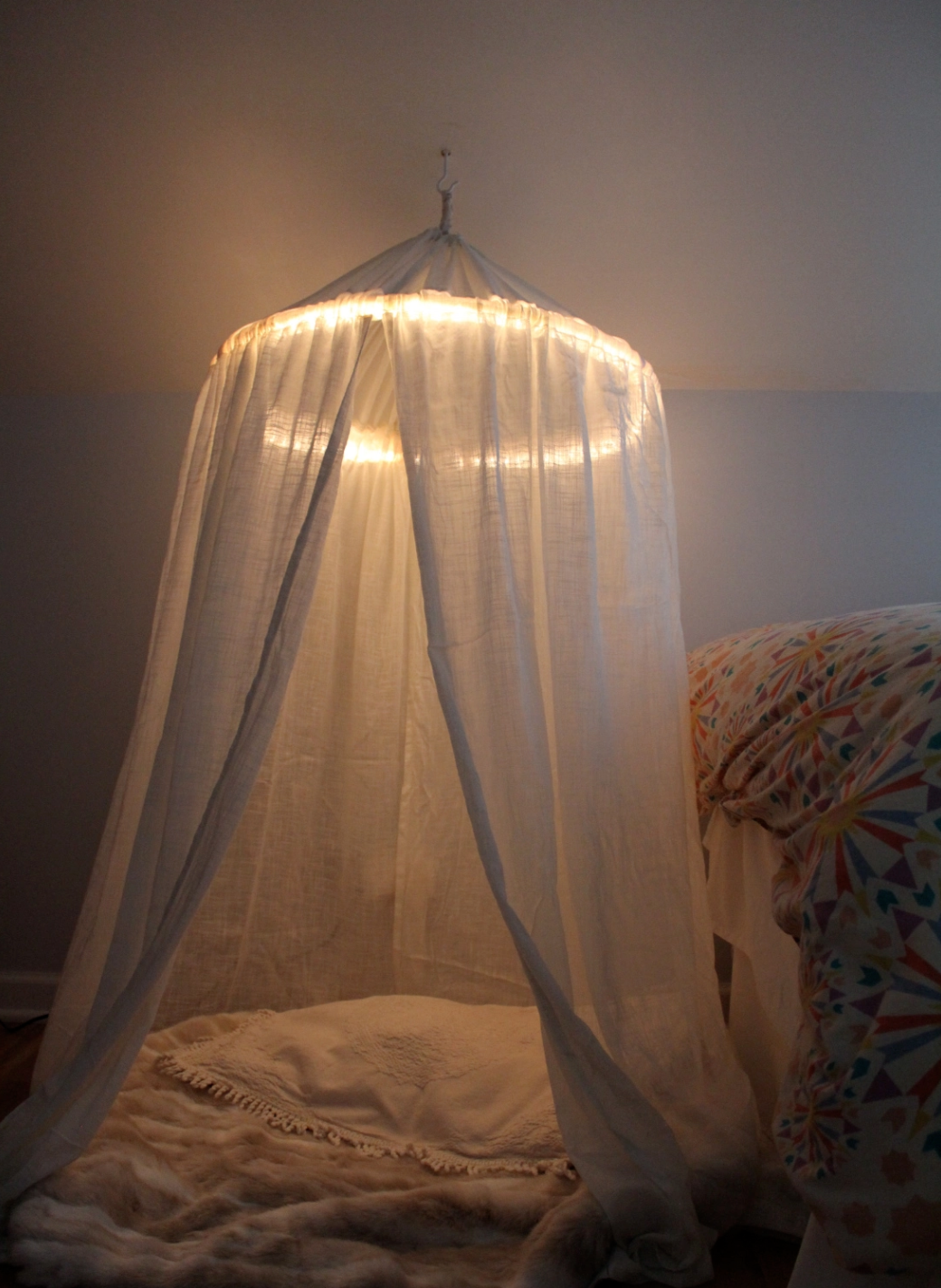 use a hula hoop and some fabric curtains to make an affordable canopy 42 dollar store tricks every broke perso canopy bed diy diy furniture bedroom diy canopy oxford canopy bed on use a hula hoop and some fabric curtains to make an affordable canopy 42 dollar store tricks every broke perso canopy bed diy diy furniture bedroom diy canopy pinterest