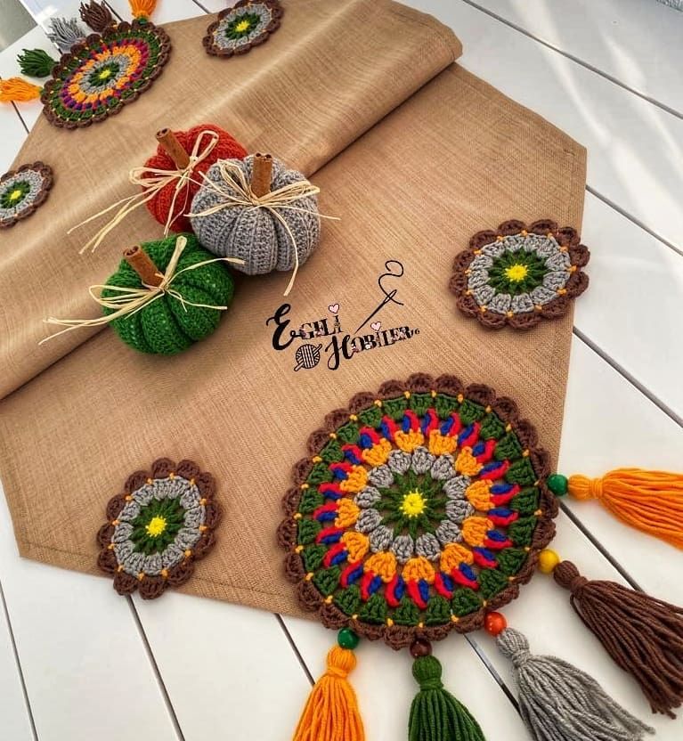 Crochet Stitches Free, Crochet Symbols, Crochet Square Patterns, Mandala, Crochet Jewelry, Diy And Crafts, Runner, Fine Art, Herb