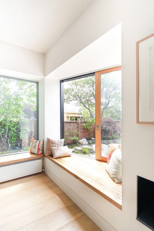 Un coin sieste sur un rebord de fenêtre pour profiter pleinement des ouvertures sur l'extérieure de votre maison Interior Architecture, Interior Design, Style Architectural, Timber Walls, Relaxation Room, Relaxing Room, Design Case, Living Spaces, Living Room