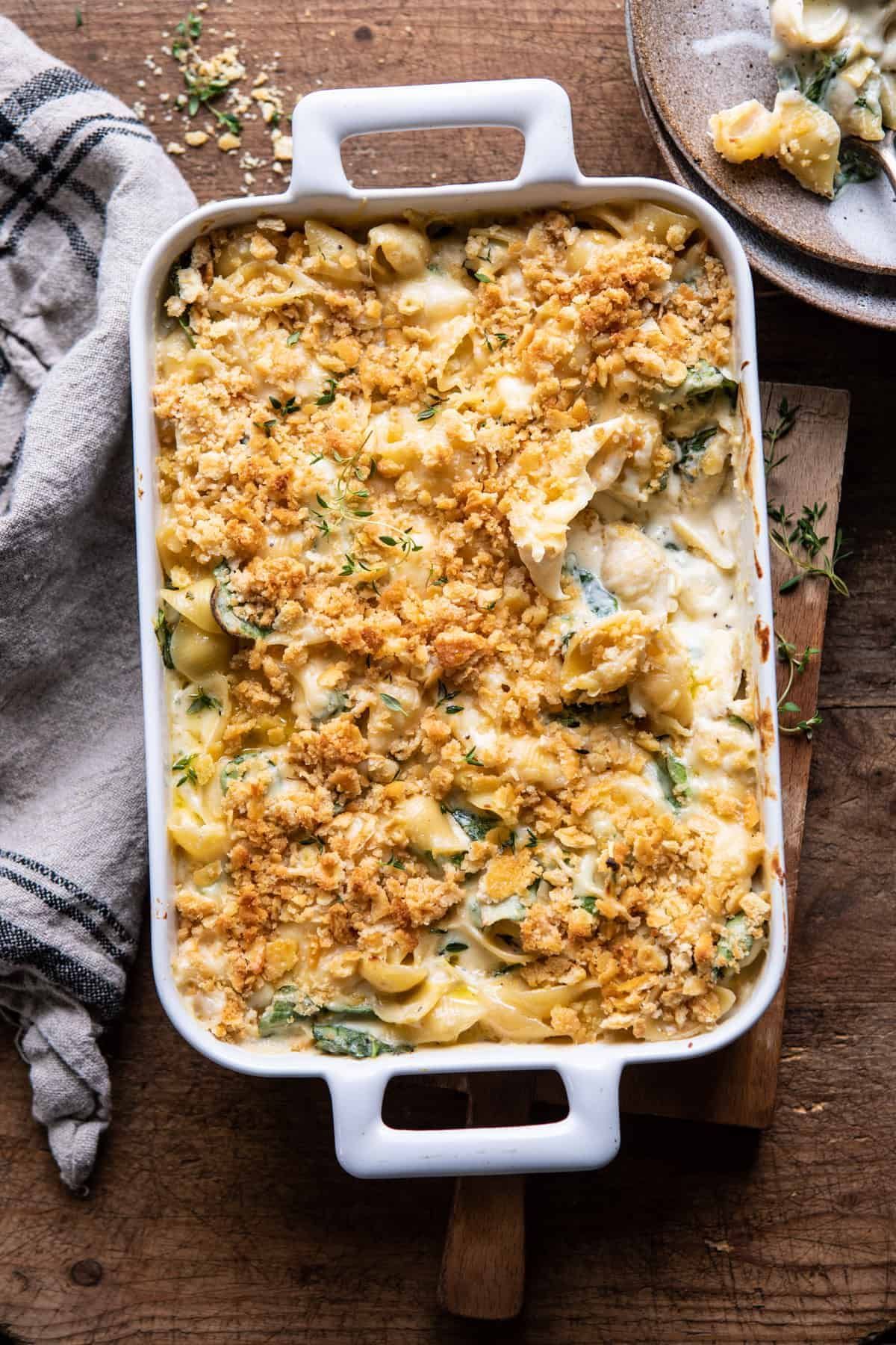 One Pot Baked Spinach and Artichoke Mac and Cheese...just one pot, easy ingredients, very adaptable, so delicious and Super Simple! Yummy Pasta Recipes, Cheese Recipes, Easy Recipes, Dinner Recipes, Easy Family Dinners, Easy Meals, Slow Cooker Pasta Bake, Chocolate Chex Mix, Food Snob