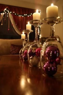 Weihnachtliche Tischdeko. Einfach nur Weingläser umgekehrt auf den Tisch stellen, Weihnachtskugel darunter legen und Kerzen oben drauf stellen. Tolle Idee #Ästeweihnachtlichdekorieren Weihnachtliche Tischdeko. Einfach nur Weingläser umgekehrt auf den Tisch stellen, Weihnachtskugel darunter legen und Kerzen oben drauf stellen. Tolle Idee #Ästeweihnachtlichdekorieren
