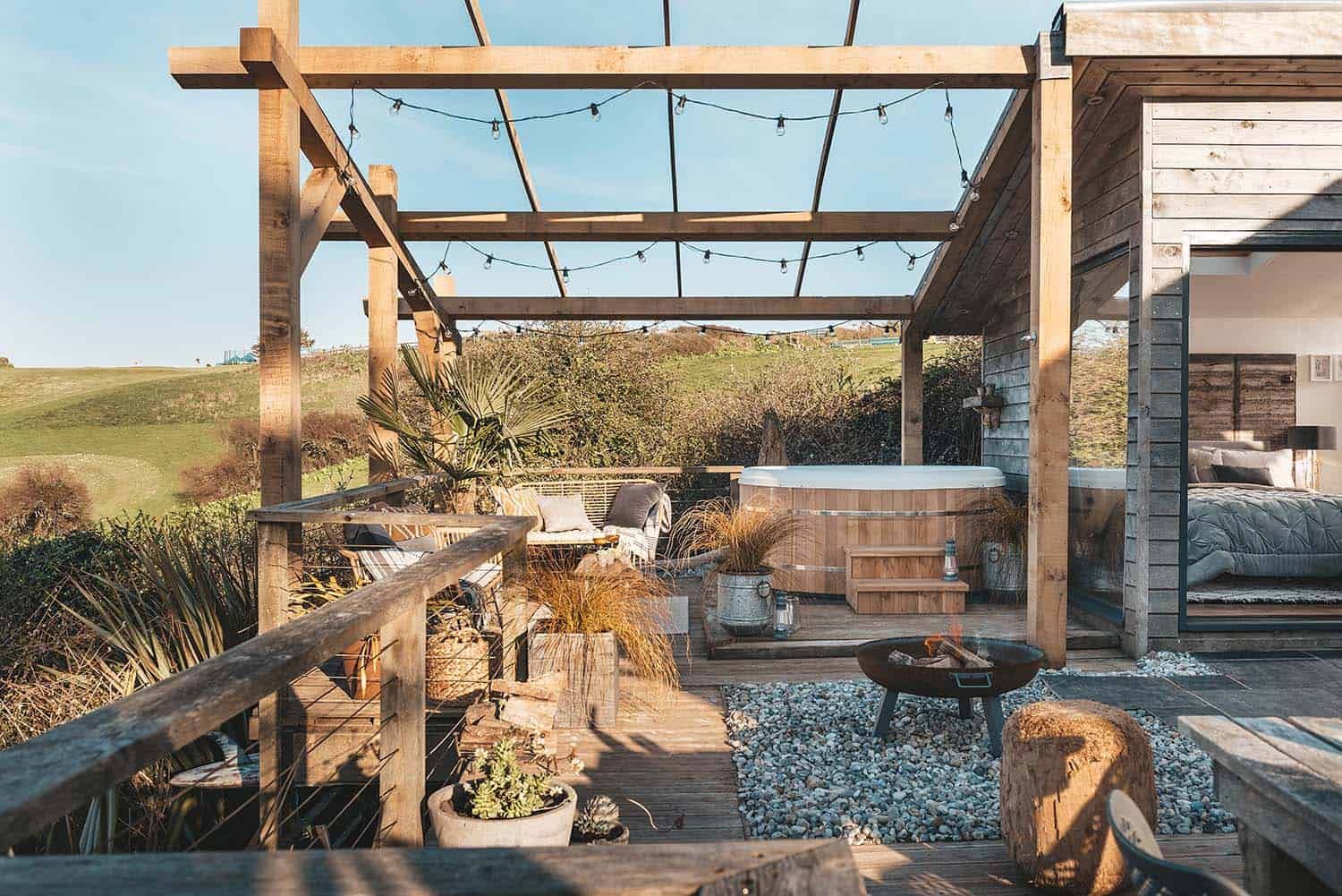 Charming beach hut retreat off the coast of Holywell Bay, United ...