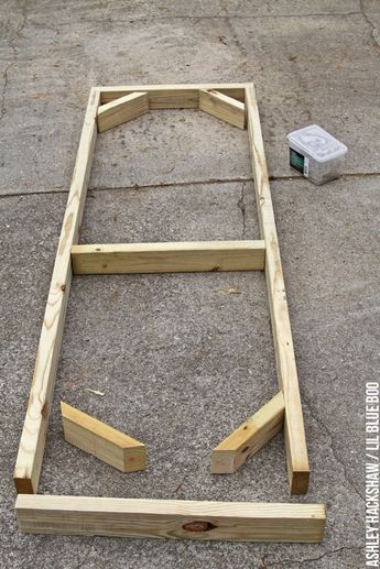 how to build a chicken run door and chicken coop door Easy Diy Chicken Coop Plans, Cheap Chicken Coops, Mobile Chicken Coop, Small Chicken Coops, Backyard Chicken Coop Plans, Chicken Coop Run, Portable Chicken Coop, Chicken Pen, Chicken Coop Designs