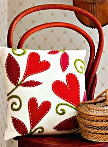 Corte moldes de flores o frutas en retazos de telas, hilvane con aguja e hilo y de color a una habitación. Cute Pillows, Diy Pillows, Decorative Pillows, Cushions, Throw Pillows, Pillow Ideas, Wool Crafts, Felt Crafts, Fabric Crafts