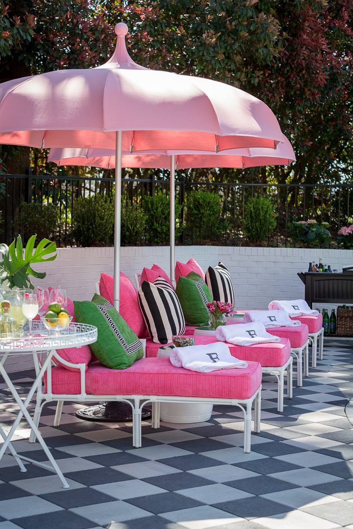 Pink, black and white Palm Beach chic outdoor decor on a black and white patio via traditionalhome.com Palm Beach Decor, Palm Beach Style, Beach Chic, Palm Springs Decor, Outdoor Rooms, Outdoor Living Space, Outdoor Gardens, Outdoor Patio Umbrellas, Pink Outdoor Furniture