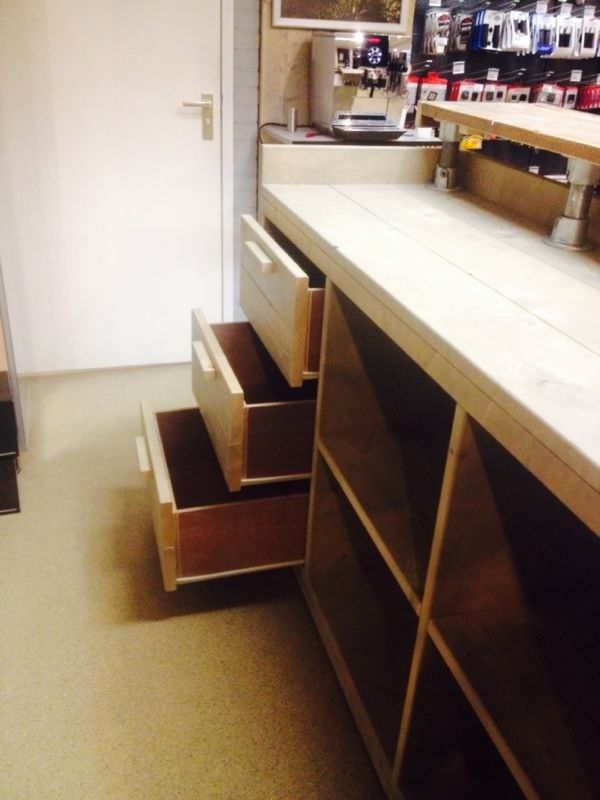 Bar balie toonbank van steigerhout | Winkel interieur ...