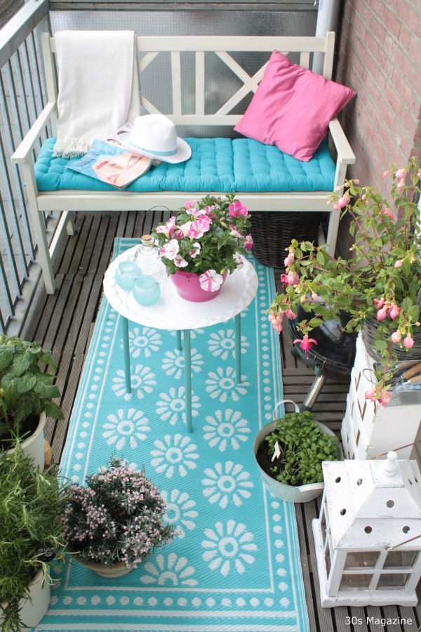 A rug and some pillows can add a lot of color. #balkon #cozy_balcony #inspiraitie Apartment Balcony Garden, Small Balcony Garden, Small Balcony Design, Small Balcony Decor, Apartment Balcony Decorating, Apartment Balconies, Apartment Decor, Apartment Patios, Cozy Apartment