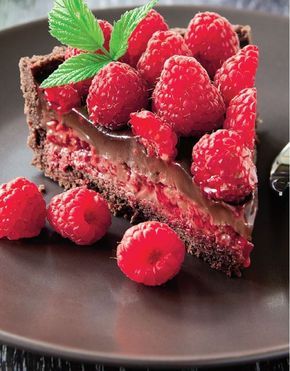 Tarta cu ciocolata si zmeura este un desert fin, aromat si cu siguranta delicios. Combinatia de ingrediente te invita sa te rasfeti. Gustul intens de ciocolata este completat perfect de zmeura putin acrisoara. Sweet Recipes Desserts, Food Recipies, Cake Desserts, Cookie Recipes, Baking Cakes Ideas, Food Cakes, Cupcake Cakes, Cake Hacks, Romanian Food