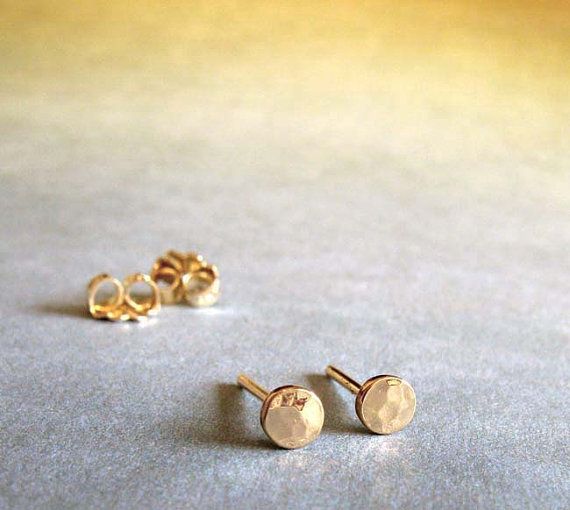 Tiny 14k Gold filled post earrings. Simple everyday textured reflective tiny disc studs. Arrow Earrings Studs, Tiny Earrings, Simple Earrings, Women's Earrings, 14k Yellow Gold Earrings, Gold Filled Earrings, Artisan Jewelry Handmade, Earrings Handmade