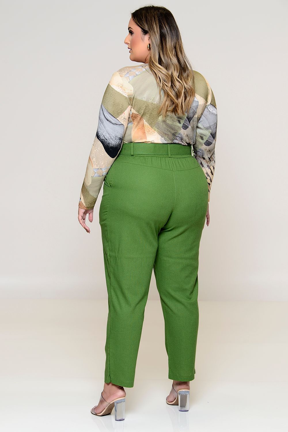 Conjunto Alfaiataria Plus Size, confeccionado em viscolinho. O conjunto é composto por blazer, mangas longas com abotoamento no punho, gola tailleur, comprimento alongado, abertura frontal, botões e bolsos frontais decorativos. Calça com cintura alta, bolsos laterais funcionais, fechamento frontal por botão e zíper.
Composição: 39% poliéster | 36% viscose | 25% linho
Modelo veste 48 e tem as seguintes medidas: Busto 117cm | Cintura 102cm | Quadril 135cm | Coxa 78cm | Braço 42cm | Altura 1.72 Parachute Pants, Harem Pants, Products, Fashion, Thighs, High Waist, Sleeves, Moda, Harem Trousers