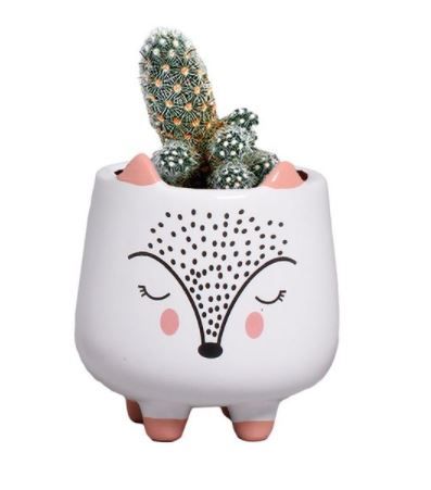 Vaso de cerâmica - A decoração que faltava na sua casa Você gosta de decorações com plantas, mas não sabe por onde começar a usá-las? Então que tal começar decorando seus ambientes preferidos com esse pequeno e divertido vasinho? Ele trará um toque especial para sua casa, ambiente de trabalho, ou área de lazer. Você pode combiná-lo com muitos tipos de plantas. Olha só: • Mais que um simples vaso - Um lindo acessório decorativo • Pequenos em tamanho, mas grandes em charme e beleza • Pode s Mini Vasos, Piggy Bank, Products, Decorative Accessories, Pottery Vase, Plant Decor, Play Areas, Simple, Creativity