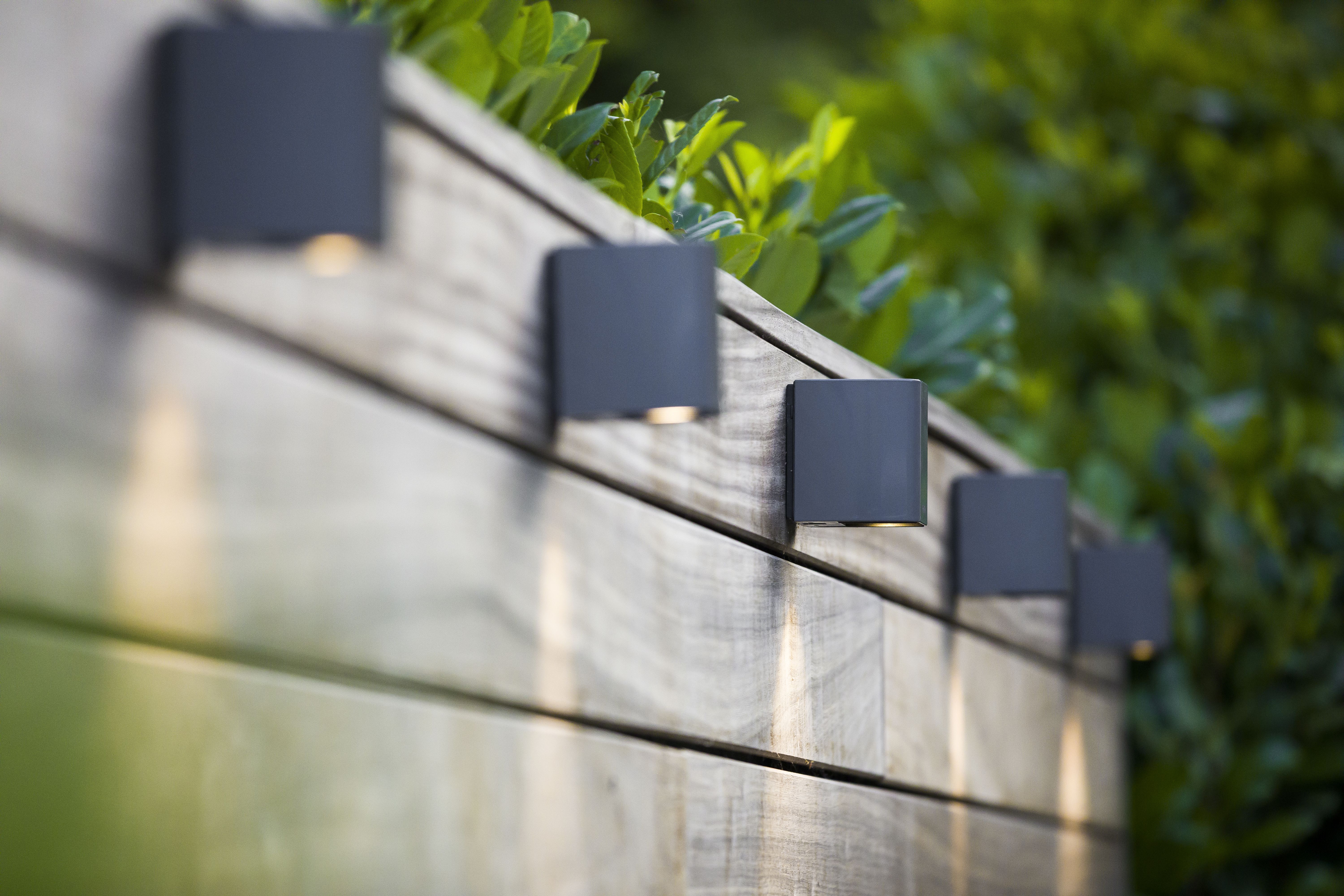 ACE DOWN FLAT GREY geeft een sfeervol neerwaarts gerichte lichtbundel en het lichteffect kan worden aangepast met behulp van de standaard meegeleverde SHUTTER 1.
De ACE DOWN Flat Grey is perfect voor het verlichten van looppaden, vlonders, opritten, schuttingen, hekken en muren. Led Outdoor Landscape Lighting, Low Voltage Outdoor Lighting, Modern Outdoor Wall Lighting, Landscape Lighting Design, Outdoor Hanging Lights, Deck Lights, Porch Lighting, Exterior Lighting, Lighting Ideas