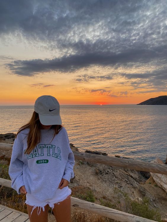 Check out these beach pictures, beach photos, beach picture ideas, beach photo ideas, and beach photoshoots to get the perfect beach aesthetic/summer aesthetic Beach Aesthetic, Summer Aesthetic, Aesthetic Photo, La Aesthetic, Oversized Aesthetic, Instagram Pose, Instagram Inspo, Summer Dream, Summer Girls