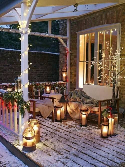 déco bougies noel terrasse design chaise bois neige romace Christmas Porch, Country Christmas, Outdoor Christmas, Christmas Decorations, Farmhouse Christmas, Winter Christmas, Christmas Ideas, Christmas Design, Christmas Inspiration