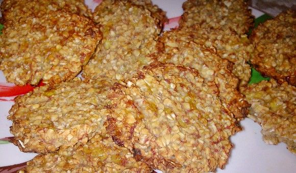 Biscuiti din ovaz si banane fara zahar - doar 3 ingrediente! | LaTAIFAS Meatloaf, Granola, Biscuits, Gluten, Recipes, Food, Crack Crackers, Cookies, Essen