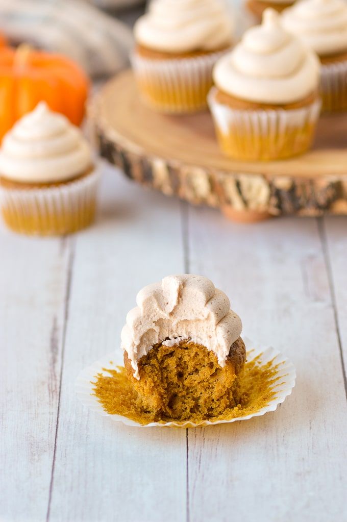 These easy pumpkin spice cupcakes with a cinnamon brown sugar frosting are the easiest cupcakes to make and the perfect fall treat for Thanksgiving. With only a handful of ingredients these cupcakes are moist and full of pumpkin flavor. Paired with a quick cinnamon brown sugar buttercream frosting, this is an easy fall dessert for your next bake sale or holiday party! #cupcakes #pumpkinspice #pumpkinrecipes #pumpkincupcakes #brownsugarfrosting Fall Desserts Pumpkin, Cinnamon Desserts, Thanksgiving Desserts Easy, Quick Easy Desserts, Fall Dessert Recipes, Easy Pumpkin, Pumpkin Recipes, Cinnamon Cupcakes, Pumpkin Cupcakes