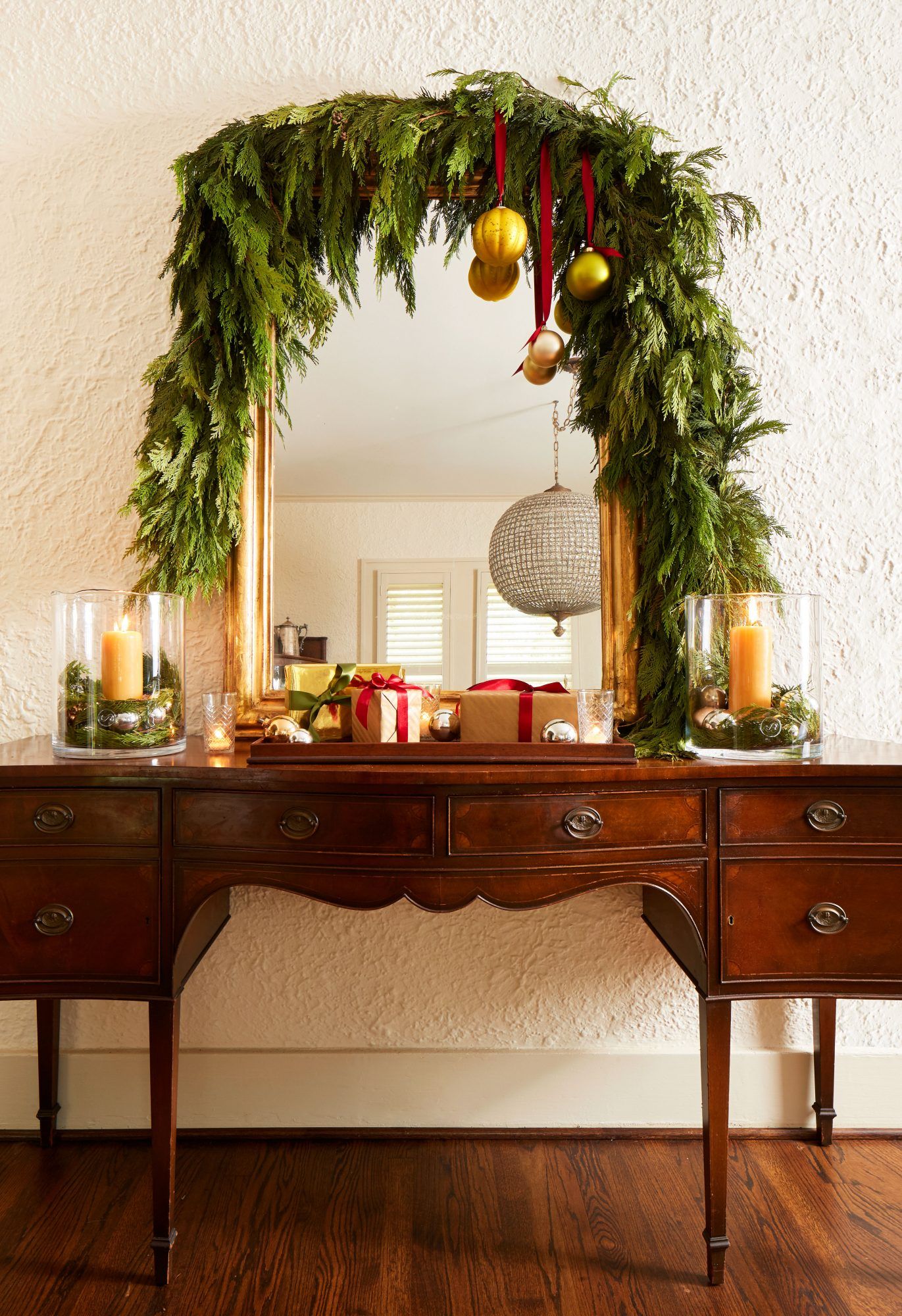 Country Christmas Decorations, Christmas Mantels, Farmhouse Christmas Decor, Cozy Christmas, Christmas Cheer, Holiday Cheer, Holiday Decorating, Christmas Houses, Christmas Ideas