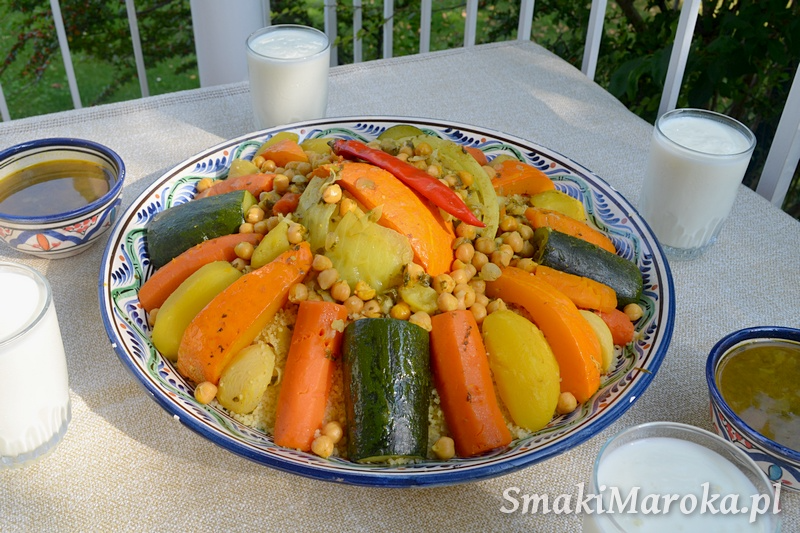 Kuskus z warzywami - specjalność kuchni marokańskiej (tradycyjna receptura) - SmakiMaroka.pl Ratatouille, Shrimp, Carrots, Meat, Vegetables, Ethnic Recipes, Food, Essen, Carrot