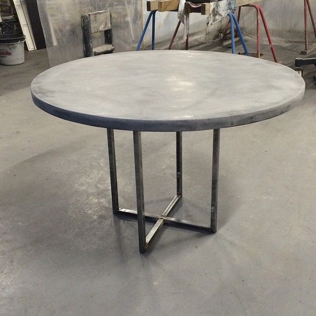 Betongbord som passar lika bra ute som inne! #betongbord #betong ...