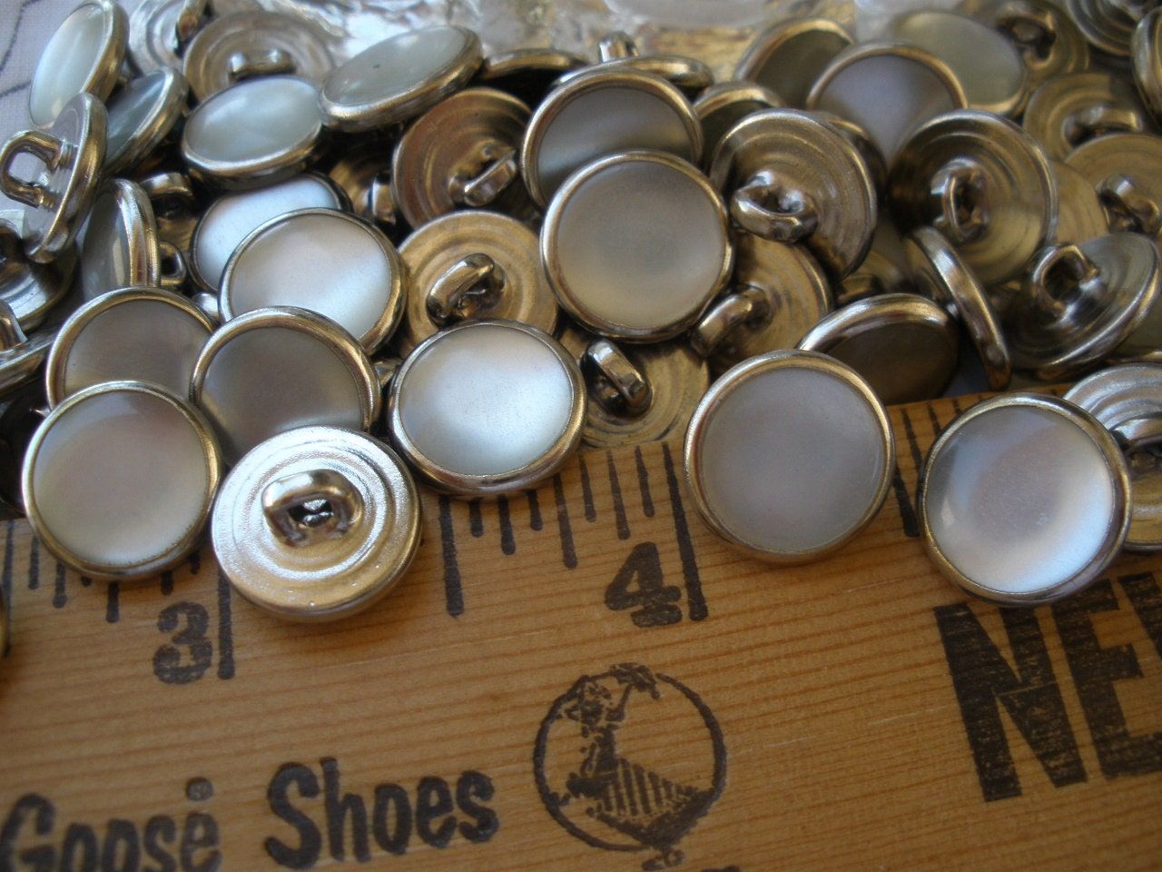 White Flower Shank Button Golden Floral Crystal Blouse Shirt Buttons 11mm 20pcs White Flower Shank Button Golden Floral Crystal Blouse Shirt Buttons 11mm 20pcs