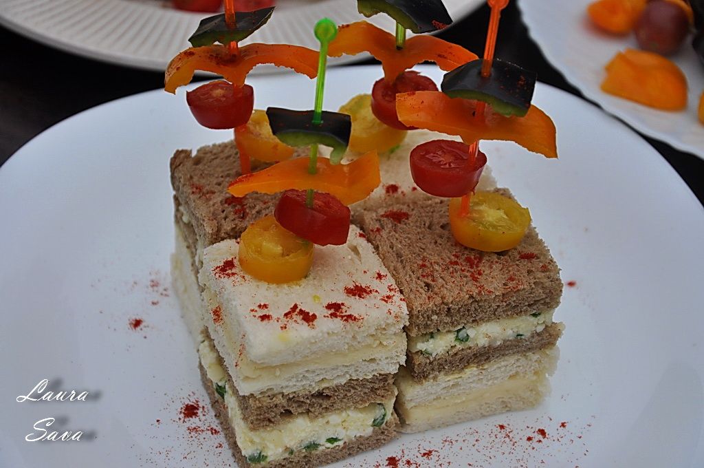 Sandvis Sah cu branza Hochland | Retete culinare cu Laura Sava - Cele