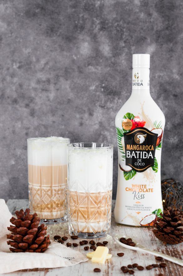 Leckerer Latte Macchiato mit Weißer Schokolade und Mangaroca Batida White Chocolate Kiss (Werbung). Latte Macchiato, Titos Vodka, Tito's Vodka Bottle, White Chocolate, Kiss, Drinks, Blog, Drinking, Beverages