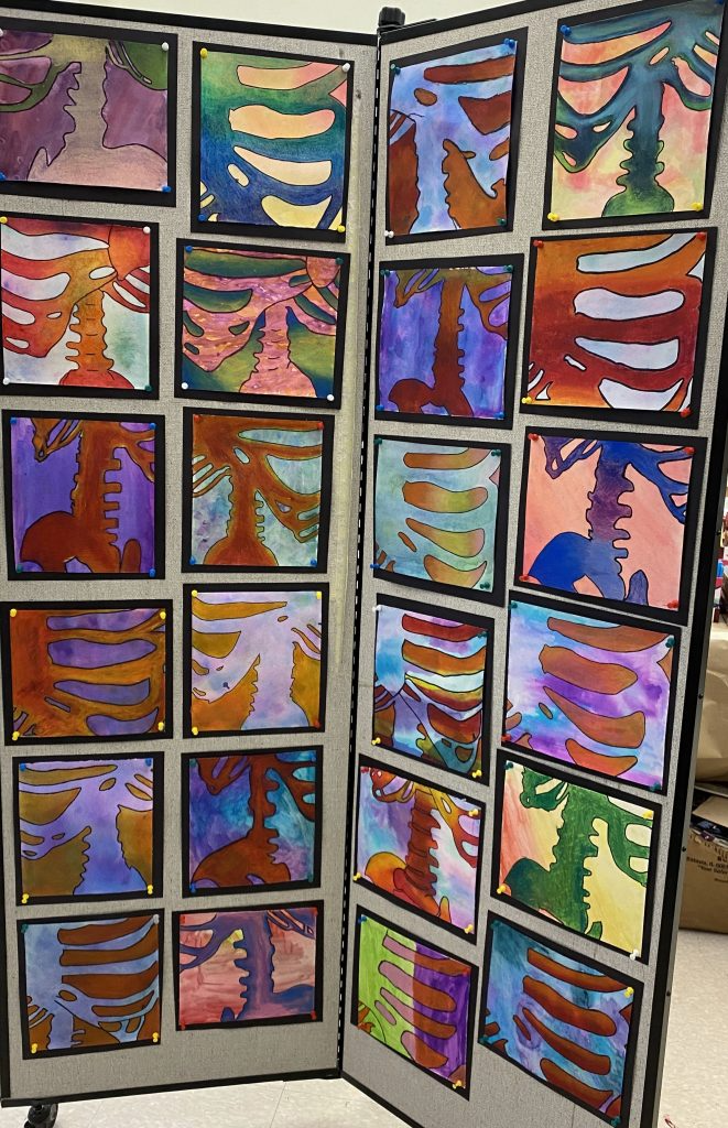 Creative Positive and Negative Space in Art Lesson Using Two Mediums Space Art Projects, Classroom Art Projects, Art Classroom, Middle School Art Projects, Art Lessons Middle School, 7th Grade Art, 11th Grade, Negative Space Art, Fall Arts And Crafts