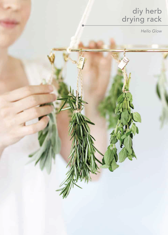 This Diy Herb Drying Rack Is The Kitchen Accessory You Didn T Know You Needed Hierbas Manualidades Creativas Jardines