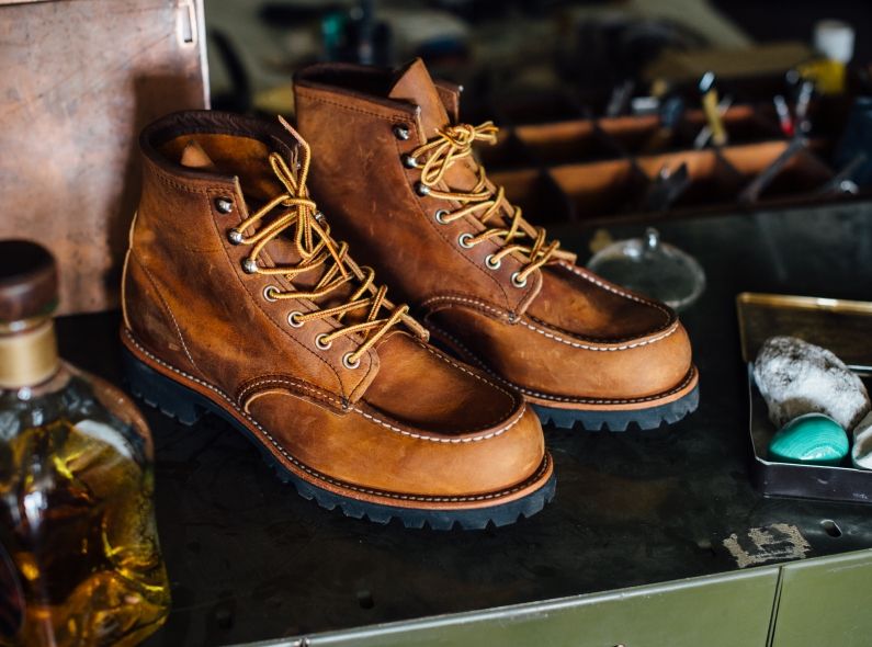 Red Wing Shoe Store Exclusive release: the 2942 Roughneck Moc Toe in Copper Rough & Tough | Red Wing Shoe Store Amsterdam Redwing Boots Mens, Mens Leather Boots, Leather Shoes, Red Wing Moc Toe Outfit, Red Wing Shoes, Botas Red Wing, Red Wing Shoe Stores, Boot Wallet, Red Wings Boots