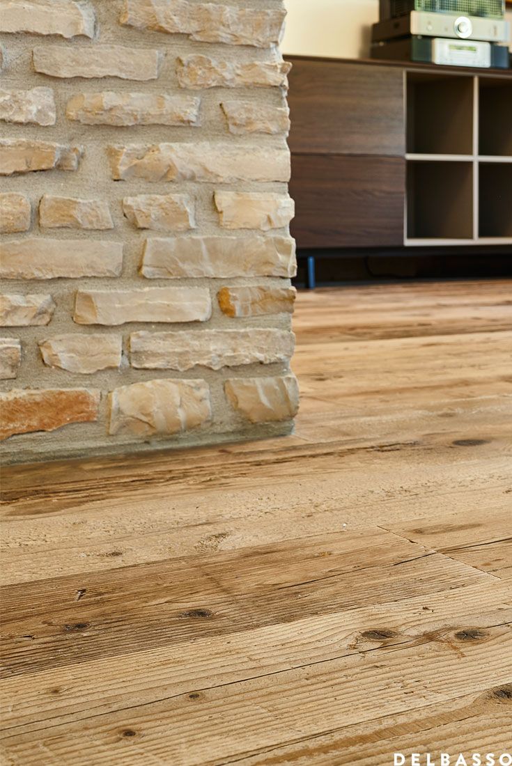 Parete di #pietra su #pavimento in #legno di abete di recupero ... Del basso parquet