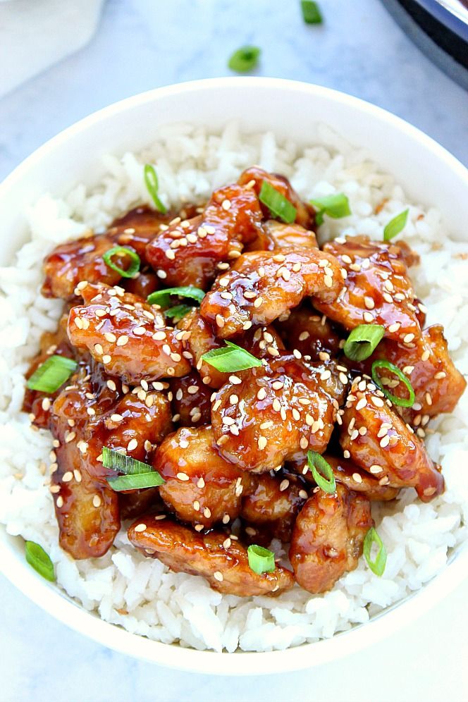 Easy Sesame Chicken Recipe - battered chicken fried in a pan and coated with sesame sauce. Popular Asian takeout dish, made easily at home. Easy Sesame Chicken, Sesame Chicken Recipe, Chicken Dinner Recipes, Keto Chicken, Chicken Over Rice, Sweet Chicken, Ginger Chicken, Asian Chicken, Orange Chicken
