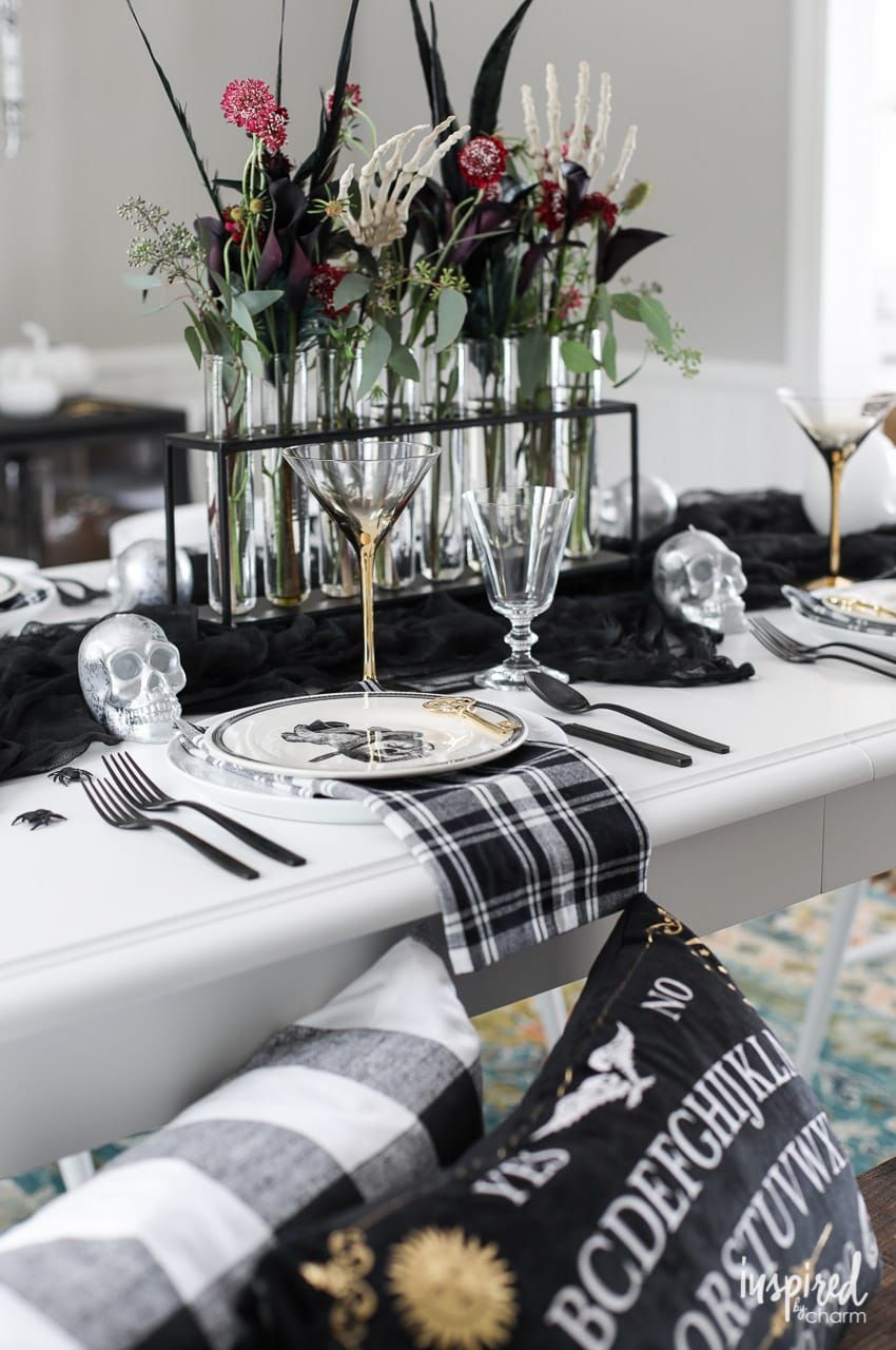 Ideas And Inspiration For Spooky Chic Halloween Table Decorations Halloween De Halloween Table Centerpieces Halloween Table Decorations Halloween Centerpiece
