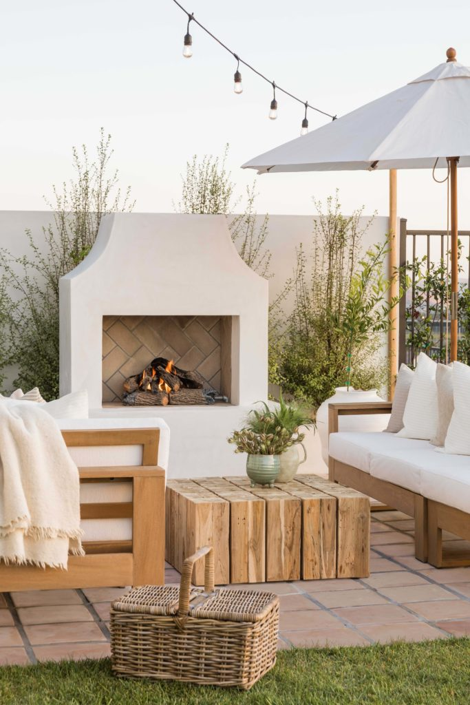 How Pure Salt Designer Leigh Lincoln Infused Her California Home with Charm - Sunset Magazine Backyard Spaces, Backyard Patio Designs, Backyard Decor, Outdoor Spaces, Outdoor Dining, Rustic Backyard, Outdoor Living Room, Outdoor Porch, Outdoor Decorations