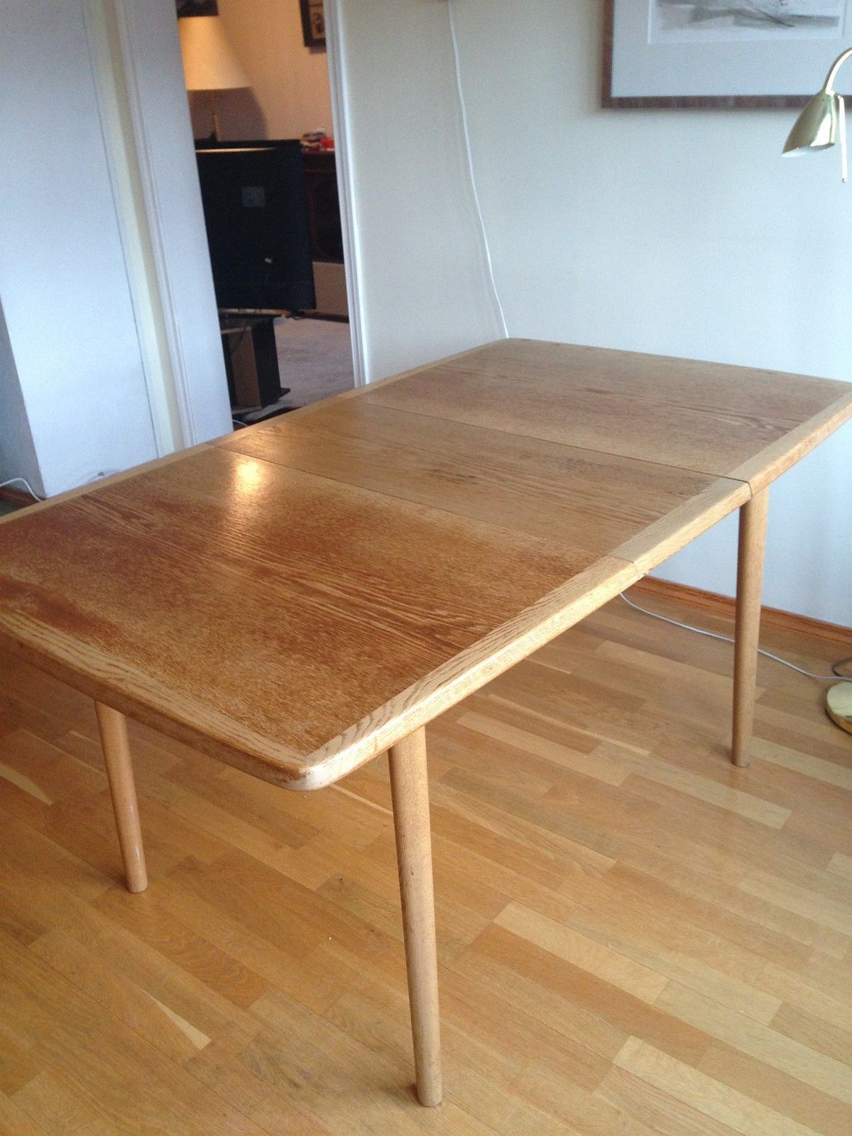 Eik spisebord med to plater 33x88cm som kan plasseres i bordet mÃ¥r ... Badeværelsesmøbler i træ