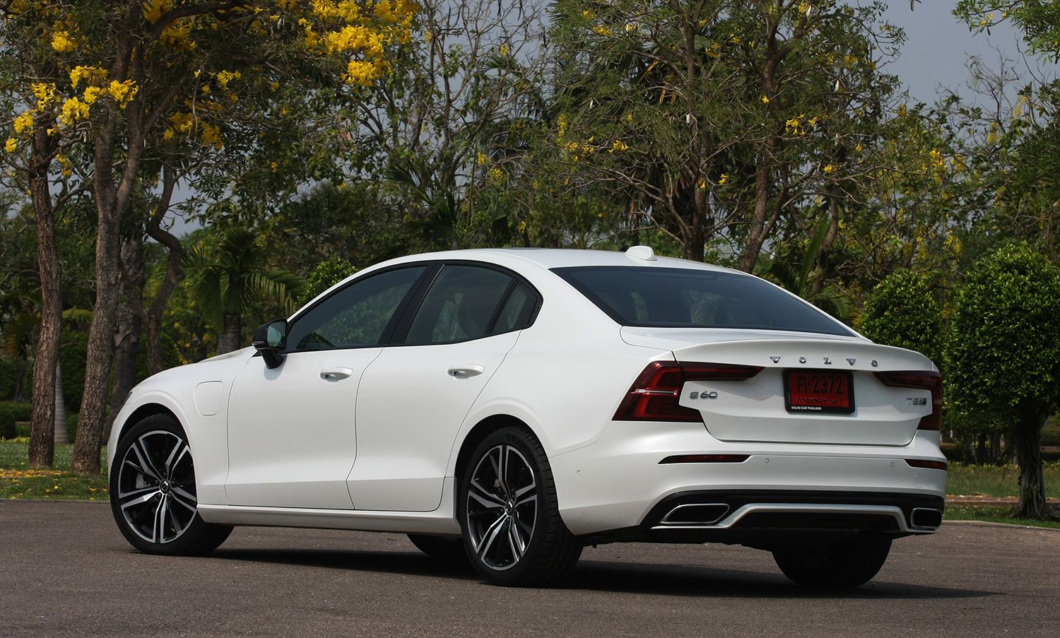 2020 Volvo S60 T8 Long Term Introduction Phev Specs Options In 2020 Volvo S60 Volvo Sports Sedan