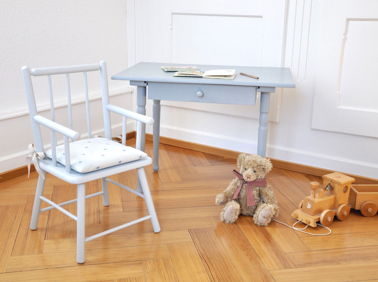 Modernes Kinderzimmer mit bunten Accessoires Kinder