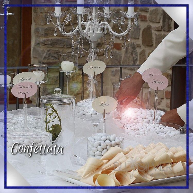 LA CONFETTATA Ancora molto apprezzata dagli ospiti, perché amano portarsi a casa qualche #DOLCEZZA da gustare qualche giorno dopo ricordandosi della bella giornata trascorsa. Qualche piccolo consiglio: 1) Oltre a quelli classici alla mandorla l'offerta di gusti è davvero infinita, perciò sbizzarritevi e prendete almeno 5-6 gusti diversi (magari anche nel colore). 2) Non siate avari con la quantità perché è davvero antipatico per un ospite non riuscire a prendere qualche confetto. Quelli #magariungiorno