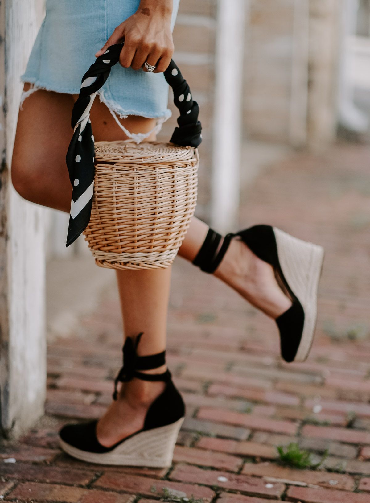 If you love French style, then this post is for you! Here's what you need to create the perfect Parisian style summer wardrobe! #parisianchic #frenchoutfits #frenchfashion #frenchgirlstyle #basketbag #espadrilles Parisian Style Summer, Summer Chic, Spring Summer, Girls Wardrobe, Summer Wardrobe, French Capsule Wardrobe, Model Foto, Paris Mode, French Girl Style